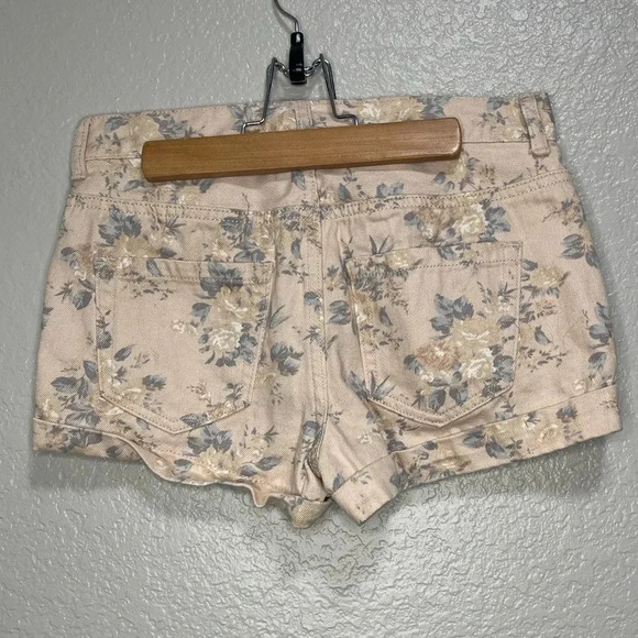 Forever 21 Pink Floral Button Fly. Cuffed Denim Shorts Size 25 - Picture 2 of 5